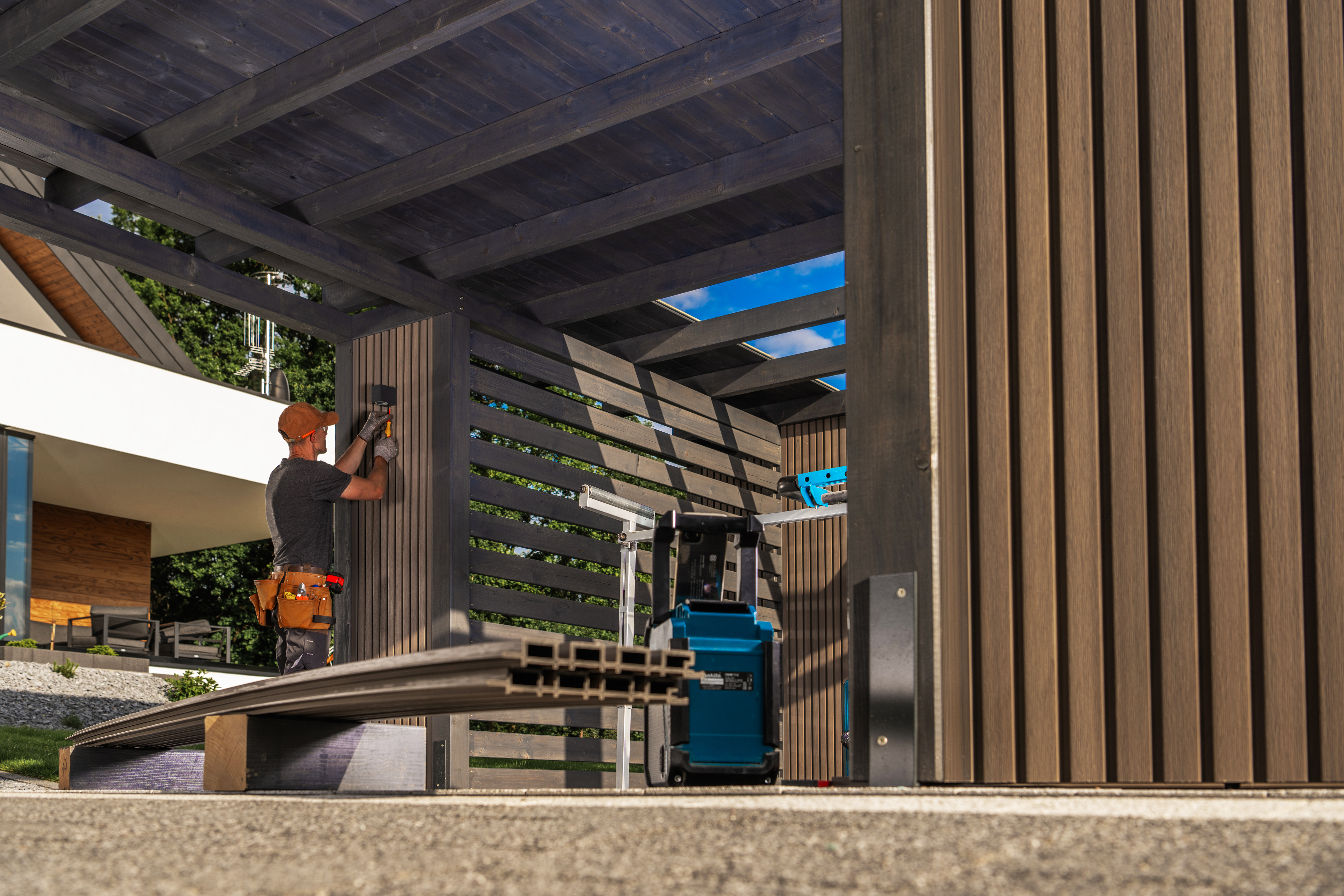 Solar pergola construction materials and features